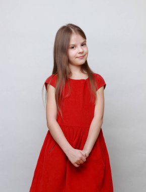 Kırmızı elbiseli küçük kız..