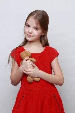 Sevimli çocuk oyuncak ayı tutuyor..