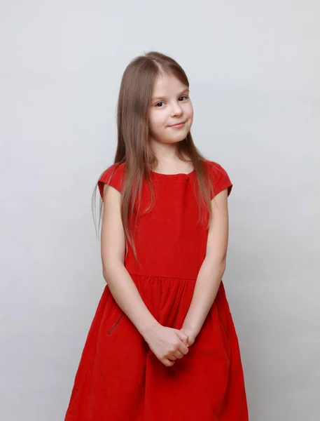 小女孩穿着一件红色的衣服 — 图库照片