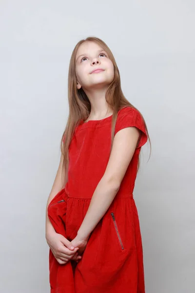 Эмоциональный Ребенок Позирует Танцует Камеру Маленькая Девочка Красном Платье — стоковое фото