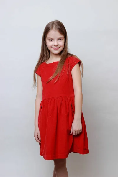 Ragazzo Emotivo Posa Balla Una Telecamera Bambina Vestito Rosso — Foto Stock