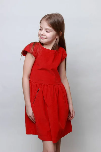 Эмоциональный Ребенок Позирует Танцует Камеру Маленькая Девочка Красном Платье — стоковое фото