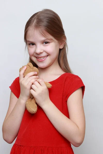 Criança Adorável Está Segurando Lindo Ursinho Pelúcia Brinquedo — Fotografia de Stock