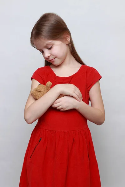 Criança Adorável Está Segurando Lindo Ursinho Pelúcia Brinquedo — Fotografia de Stock