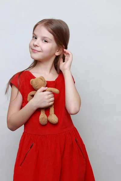 Liebenswertes Kind Hält Schönen Teddybär Spielzeug — Stockfoto