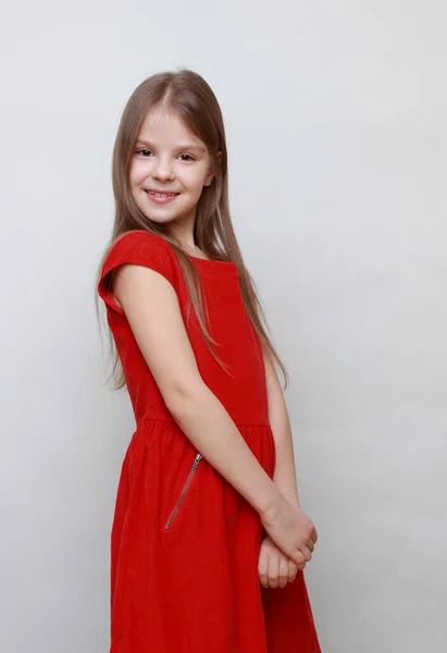 Zarif Duygusal Çocuk Kamerada Poz Veriyor Dans Ediyor Kırmızı Elbiseli — Stok fotoğraf
