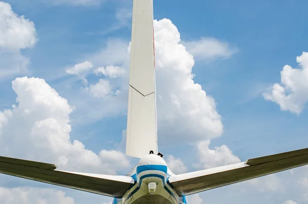 Yolcu uçağı takip ile mavi gökyüzü bulutlu