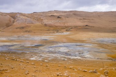 Kaplıcalar ve fumaroles Hverir yılında İzlanda'daki Myvatn Lake yakınındaki