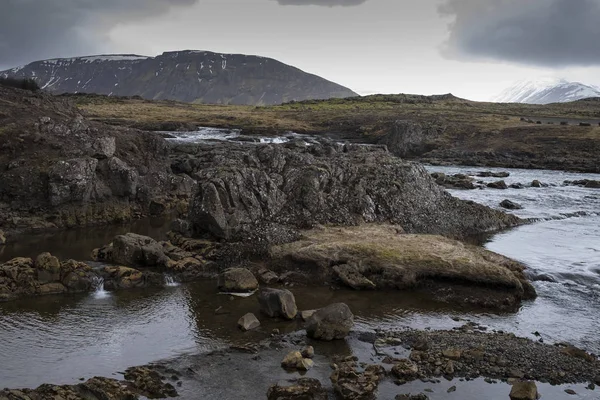 Kayalar ve su ile manzara. İzlanda