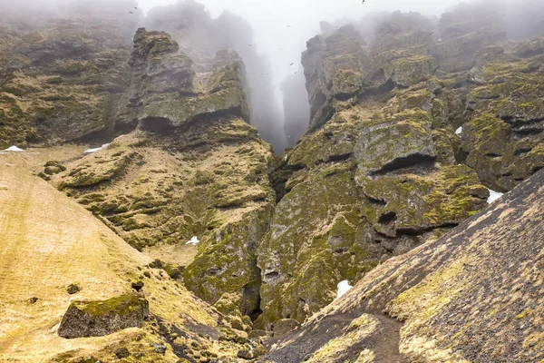 İzlanda'daki Raudfeldar Kanyon girişi