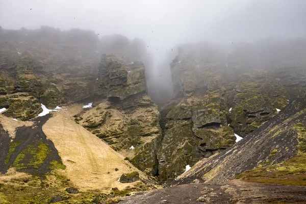 İzlanda'daki Raudfeldar Kanyon girişi