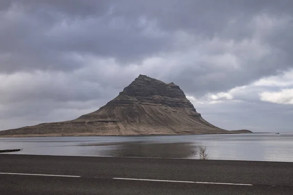 Ein Berg Einem Isländischen Ufer Unter Den Schweren Wolken — Stockfoto
