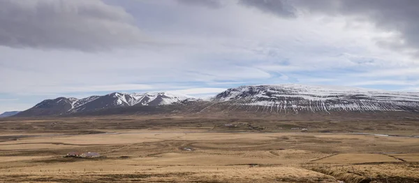 Panoramik Dağları içinde belgili tanımlık geçmiş ile İzlanda tundra üzerinde
