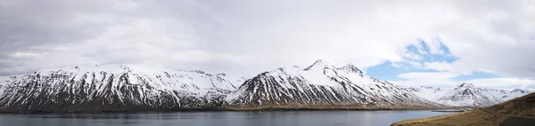 İzlanda'daki panoramik fiyort görünümü