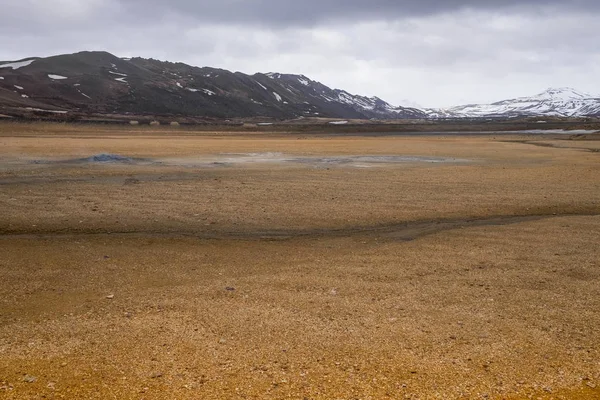 Valle Rocoso Desértico Con Montaña Fondo Islandia —  Fotos de Stock