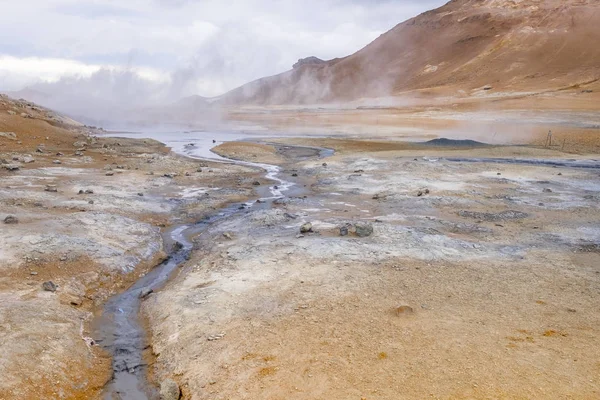 Kaplıcalar ve fumaroles Hverir yılında İzlanda'daki Myvatn Lake yakınındaki