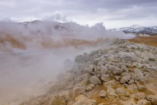 Kaplıcalar ve fumaroles Hverir yılında İzlanda'daki Myvatn Lake yakınındaki