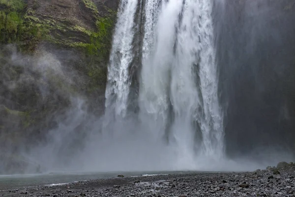 İzlanda'daki Skogafoss şelale alt kısmı
