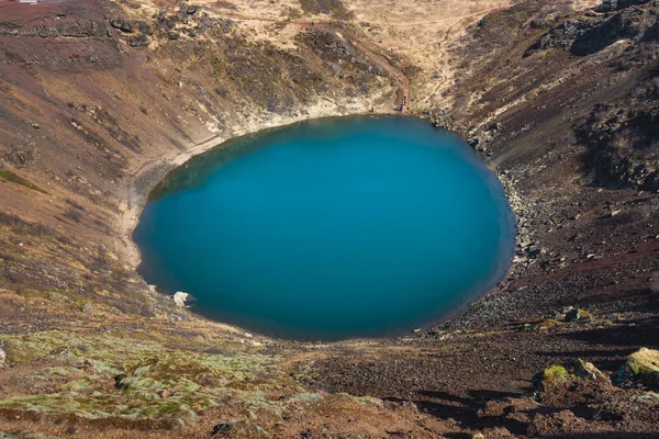 İzlanda'daki Kerid Krater Gölü üstten görünüm