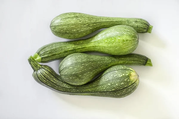 Beyaz arka plan üzerinde dört izole kabak