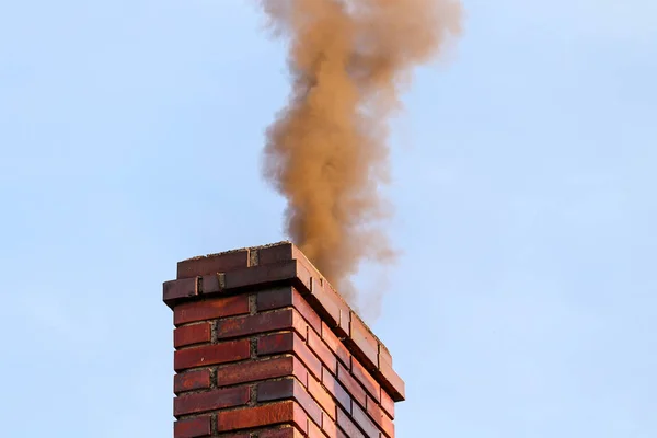 Dichter Rauch Quillt Aus Einem Hausschornstein Und Verursacht Luftverschmutzung Smog — Stockfoto