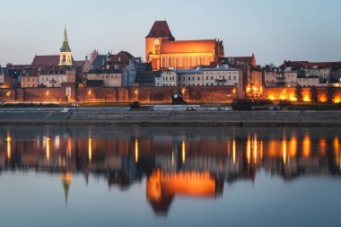 Torun, Polonya - Gothic Torun Katedrali ve Torun Old Town bölgesinde güzel aydınlatmaları ve akşam gökyüzü su yansımalar ile Panoraması 