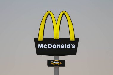Leszno, Polonya - 16 Şubat 2019. Mcdonald's - Mcdrive restoranlar logosu