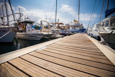 Marina ile bağlantılı tekneler