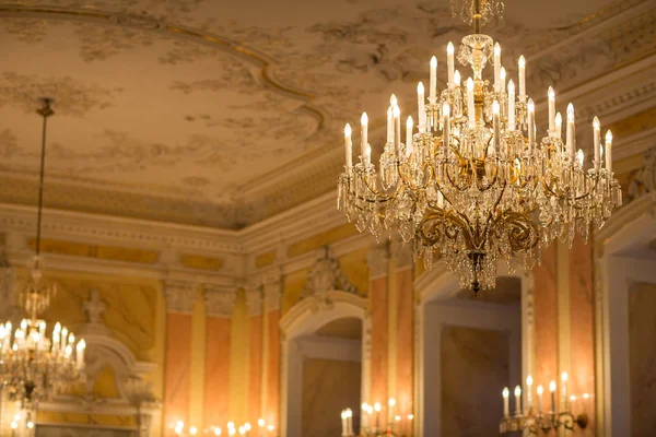 Chrystal Żyrandol Pięknej Barokowej Sali — Zdjęcie stockowe