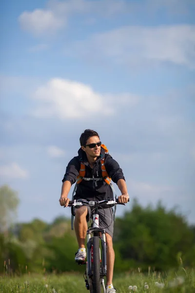 Knappe Jongeman Fietsen Het Platteland — Stockfoto