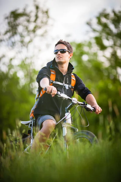 Knappe Jongeman Fietsen Het Platteland — Stockfoto