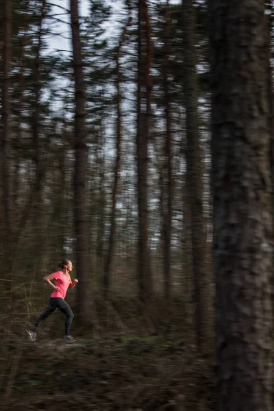 Mujer Joven Corriendo Aire Libre Bosque Yendo Rápido Imagen Borrosa — Foto de Stock