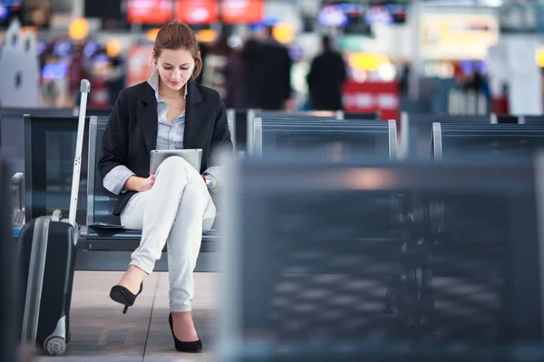 Νεαρή Γυναίκα Επιβάτης Στο Αεροδρόμιο Χρησιμοποιώντας Τον Υπολογιστή Tablet Της — Φωτογραφία Αρχείου