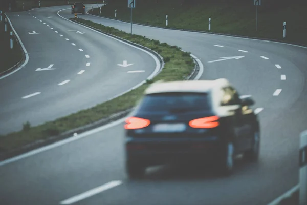 Bilar Motorväg Vid Solnedgången Grunt Dof Färgtonad Bild — Stockfoto