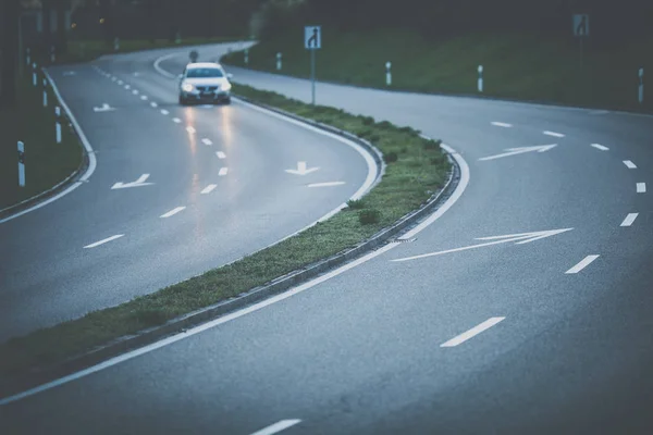 Auto Een Snelweg Bij Zonsondergang Ondiepe Dof Verkleurde Afbeelding — Stockfoto