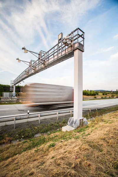 Lastbil Som Passerar Genom Vägtull Grind Motorväg Rörelse Suddig Bild — Stockfoto