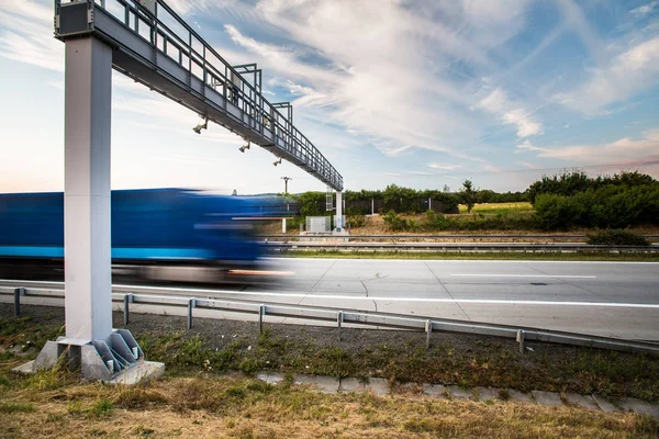 Camion Passant Par Une Barrière Péage Sur Une Autoroute Image — Photo