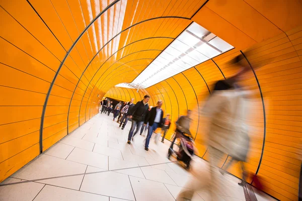 Lidé Spěchají Podzemním Koridorem Technika Rozmazání Pohybu Používá Přenosu Pohybu — Stock fotografie