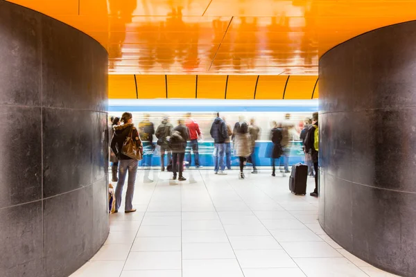 地下鉄の廊下を駆け抜ける人々 動きを伝えるためにモーションブラー技術を使用しています — ストック写真