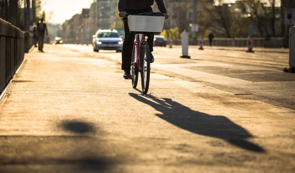 Fietsers Een Straat Warme Avond Zonlicht Stad — Stockfoto