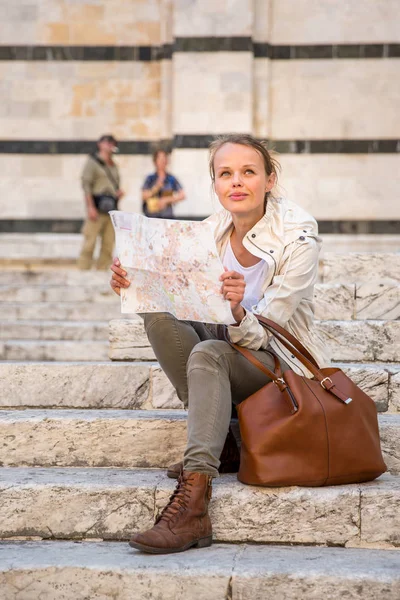 Preciosa Turista Femenina Con Mapa Descubriendo Una Ciudad Extranjera Dof —  Fotos de Stock