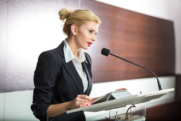 Pretty Young Business Woman Giving Presentation Conference Meeting Setting Shallow — стоковое фото