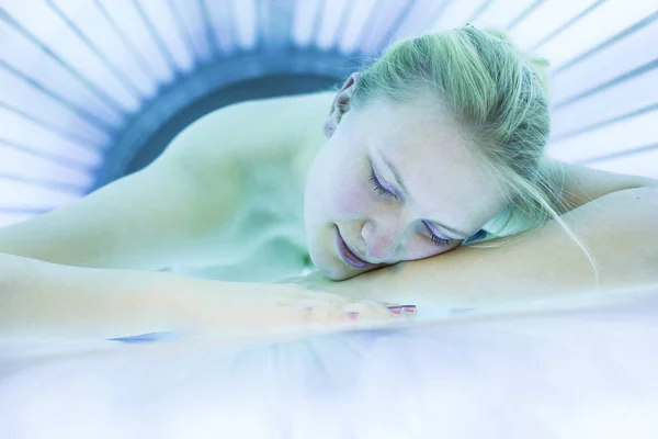 Pretty Young Woman Tanning Her Skin Modern Solarium Shallow Dof — Stock Photo, Image