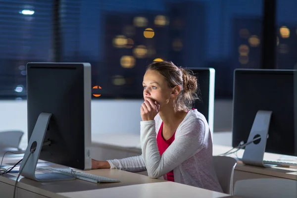 Jolie Jeune Étudiante Utilisant Ordinateur Bureau Dans Une Bibliothèque Universitaire — Photo