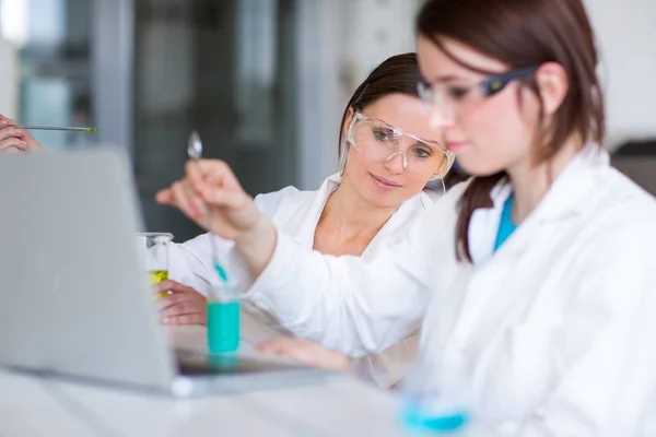 Две Молодые Женщины Исследователя Проводят Эксперименты Лаборатории Мелкий Dof Цветное — стоковое фото