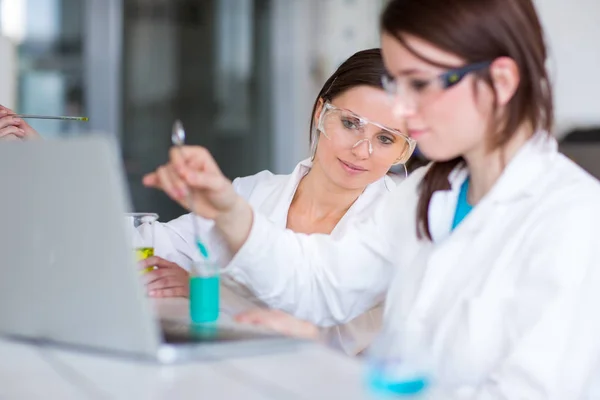 Dos Investigadoras Jóvenes Que Realizan Experimentos Laboratorio Dof Poco Profundo — Foto de Stock