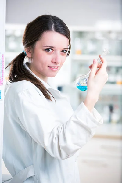 化学研究室で研究を行う女性研究員 化学学生の肖像画 トーン色イメージ 浅い被写し界深度 — ストック写真