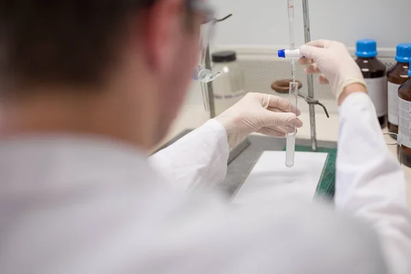 Manos Investigador Que Realiza Investigación Científica Laboratorio Dof Poco Profundo — Foto de Stock