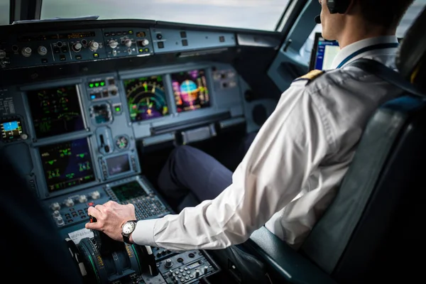 Pilotenhand Beim Gasgeben Cockpit Eines Verkehrsflugzeugs Während Des Starts — Stockfoto
