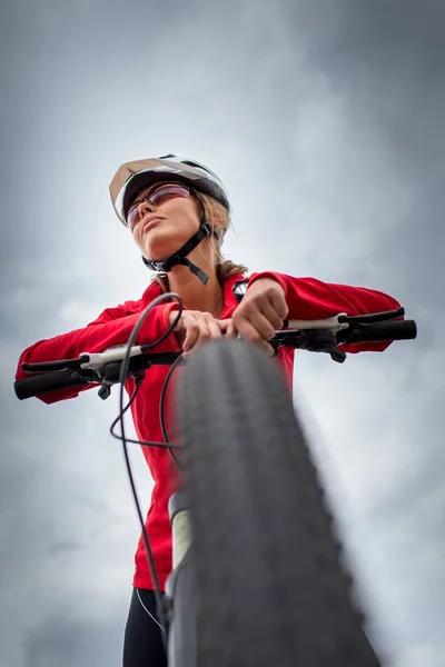 年轻的女自行车手骑在山地车上 浅浅的Dof 有选择的焦点 — 图库照片